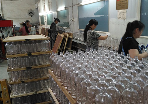 玻璃酒瓶是酒類包裝行業(yè)首選的包裝產(chǎn)品